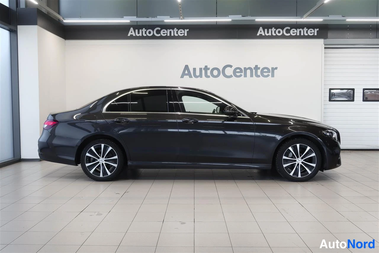 Sivulta: Tummansininen tai musta Mercedes-Benz-sedan sivukuva vasemmalta, monihaaralliset kevytmetallivanteet.