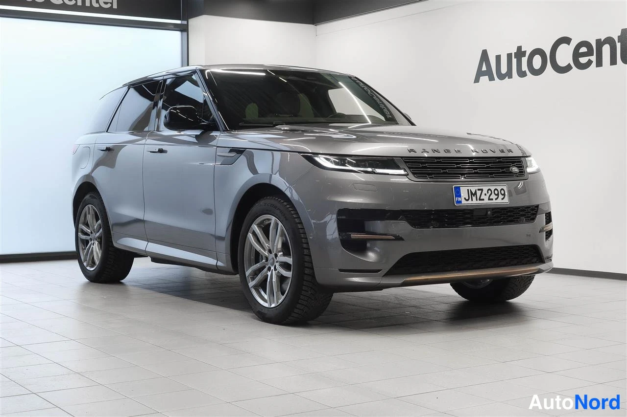 Etuviisto, nokka oikealle: Harmaa Range Rover Sport etu-three-quarter vasemmalta, rekisteritunnus, AutoCenter-hallissa.