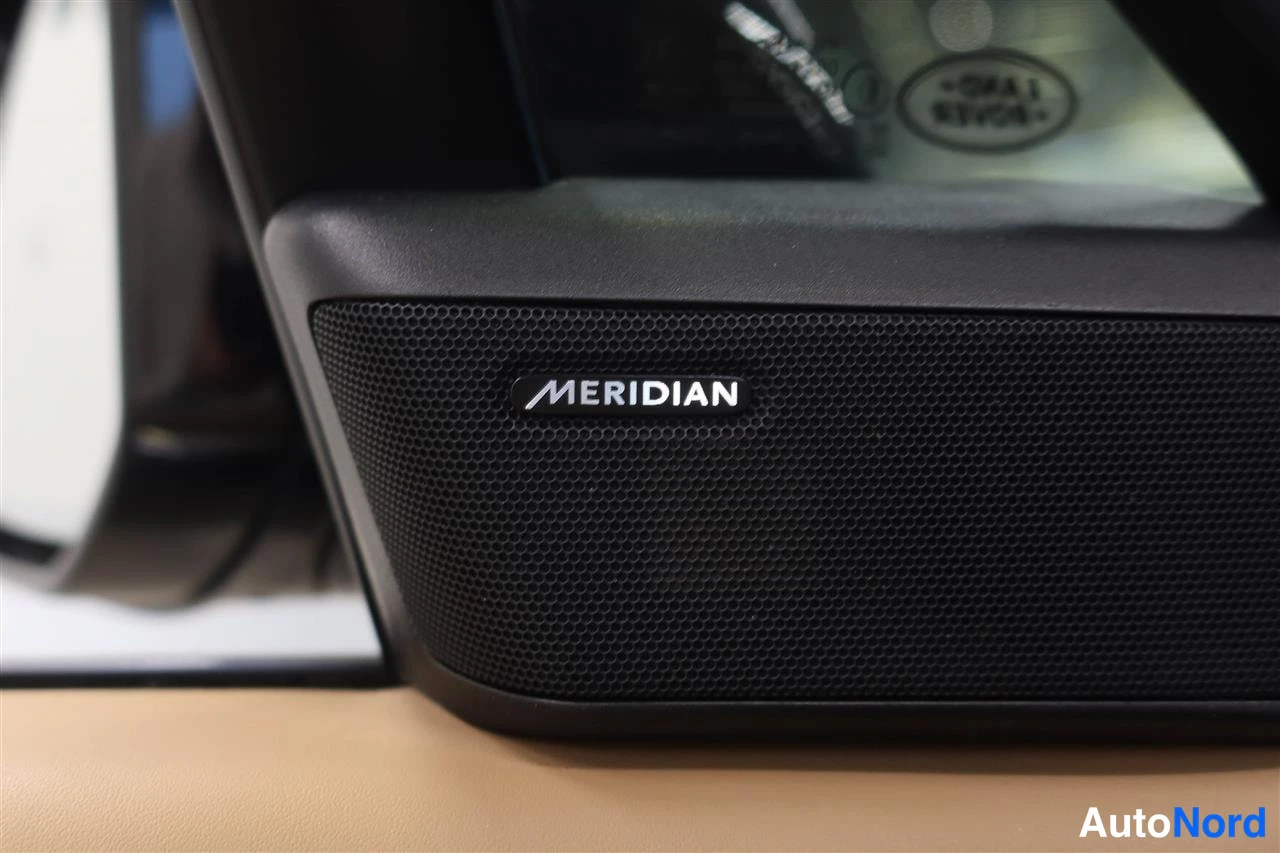 Yksityiskohta: Kaiuttimen detailkuva, jossa MERIDIAN-merkintä.