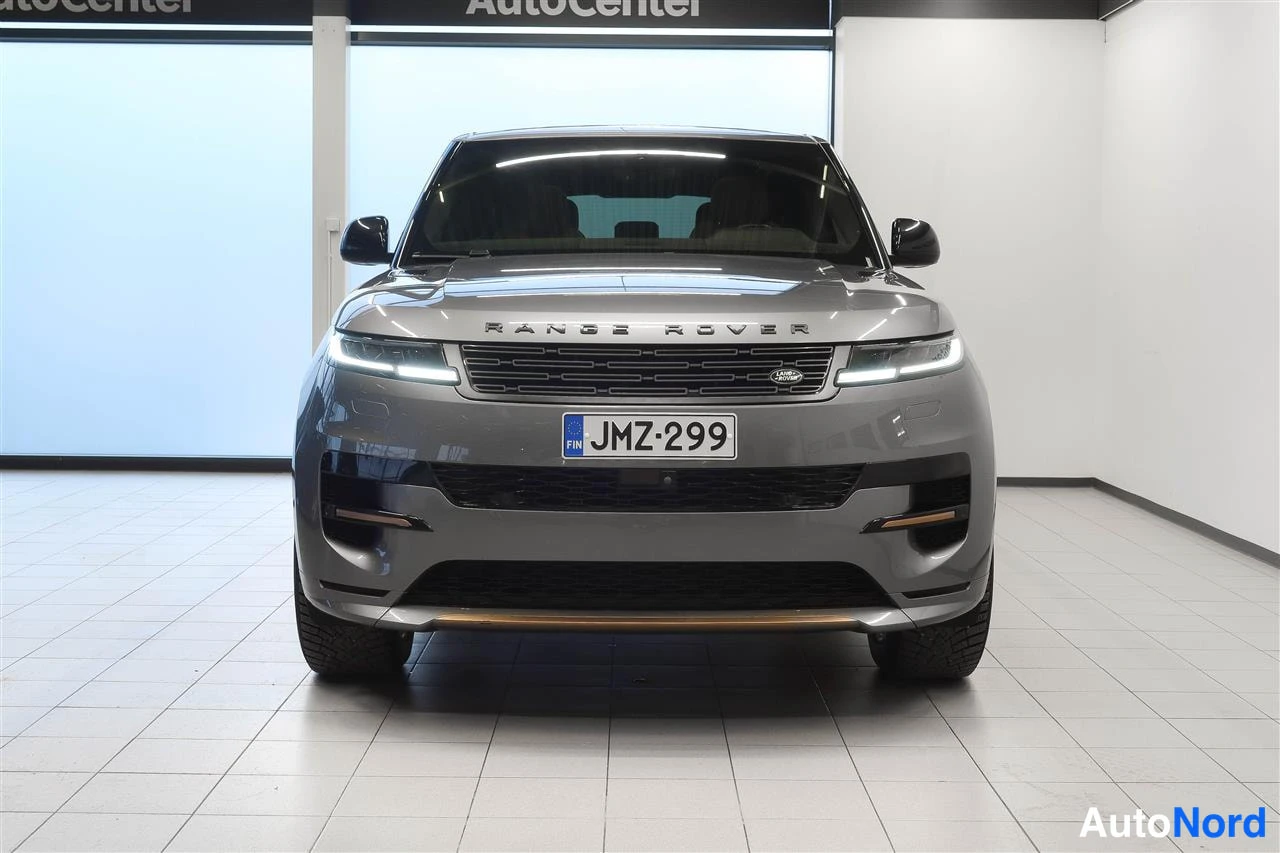 Edestä: Harmaa Range Rover Sport suoraan edestäpäin, rekisteritunnus, AutoCenter-hallissa.