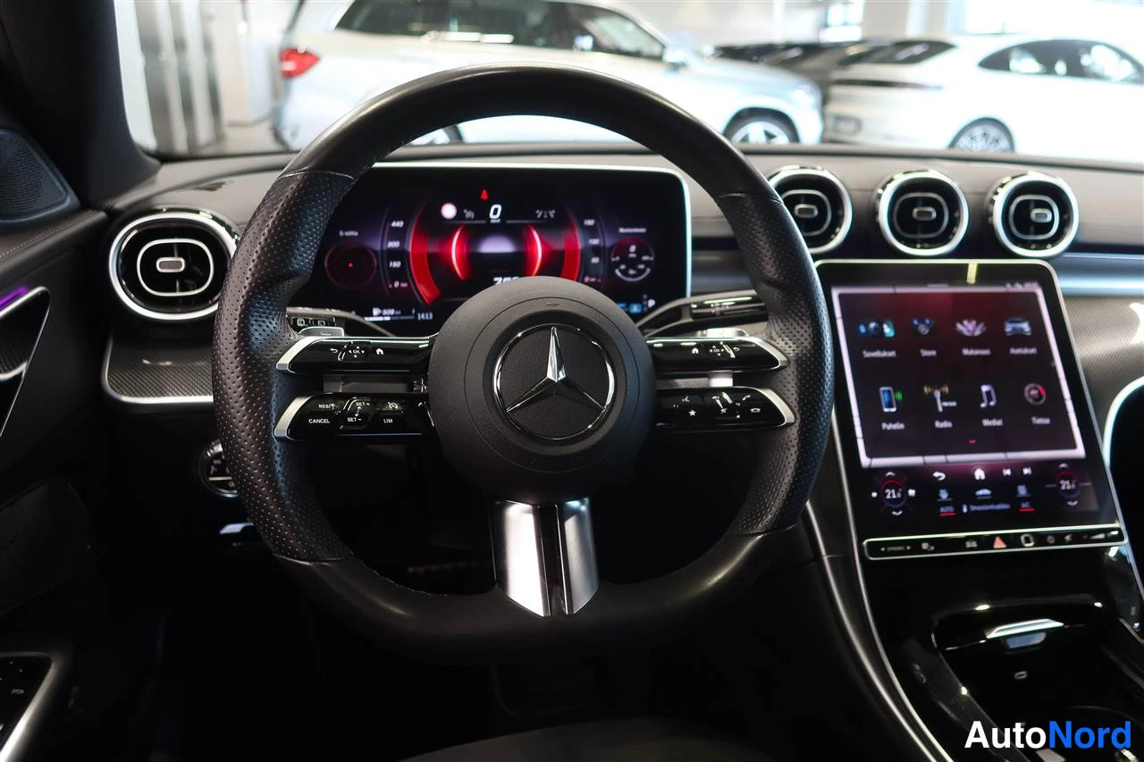 Muu: Mercedes-ohjauspyörä, digitaalinen mittaristo ja keskikonsolin kosketusnäyttö.