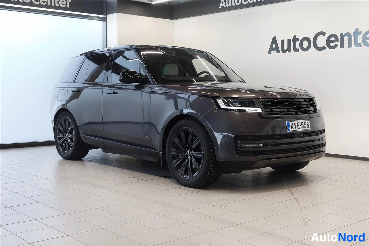 Etuviisto, nokka oikealle: Tummanharmaa Range Rover kuvattuna vasemmalta etukulmasta myyntitilassa.