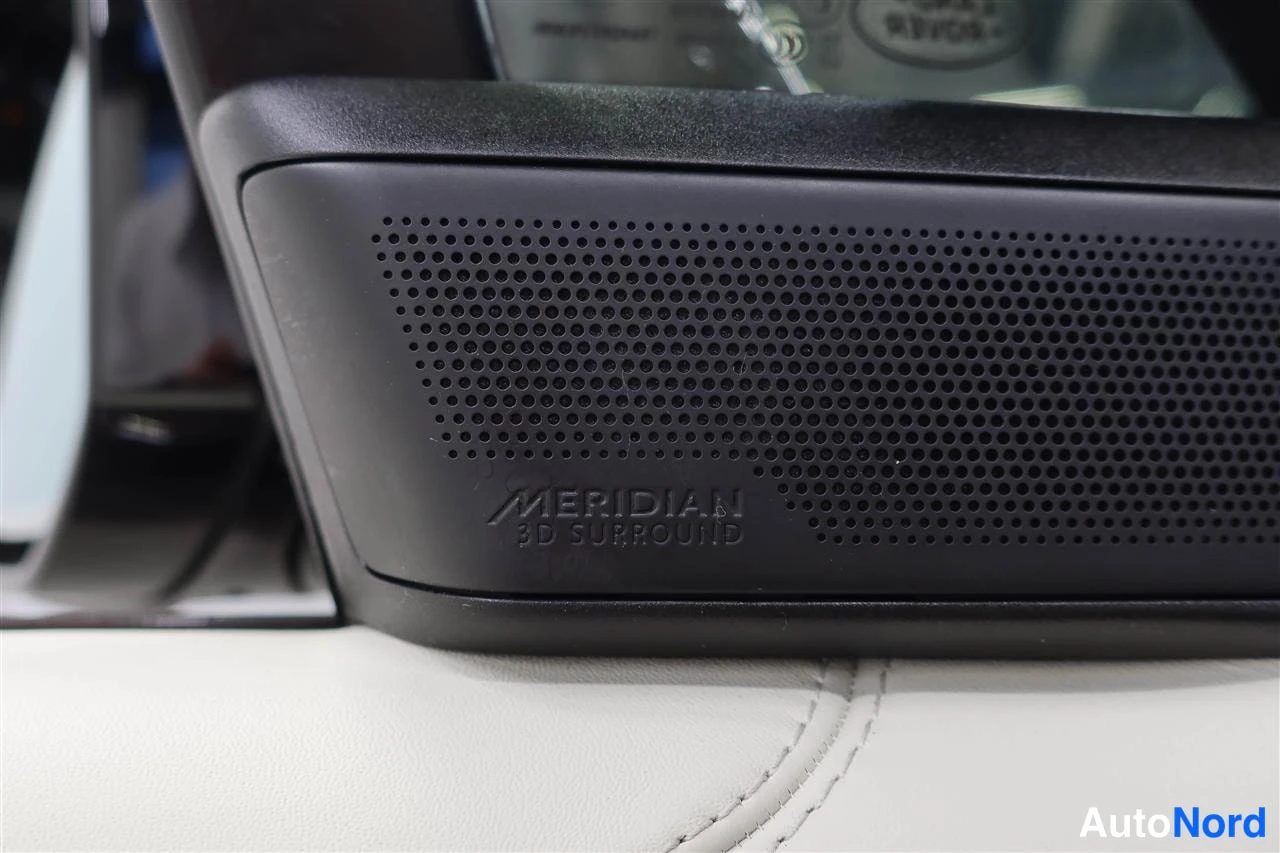 Muu: Lokero, jossa Meridian 3D Surround -merkintä kaiuttimen kohdalla.