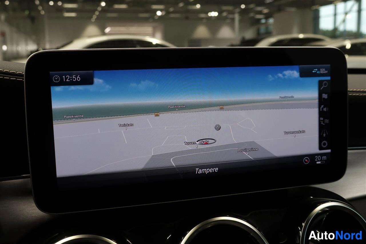 Yksityiskohta: Ammattimainen kuvakulma Mercedes-Benzin ohjaamosta: AMG-ohjauspyörä, digitaalinen mittaristo ja keskinäyttö radio-ikkunalla.
