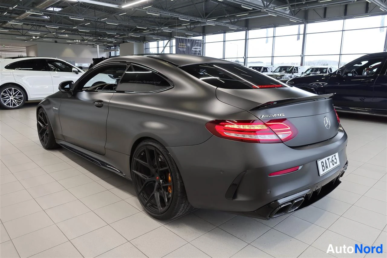 Takaviisto: Tummanharmaa Mercedes-Benz C 63 -coupe takaa vasemmalta nähtynä, takaosa ja kylki näkyvät.