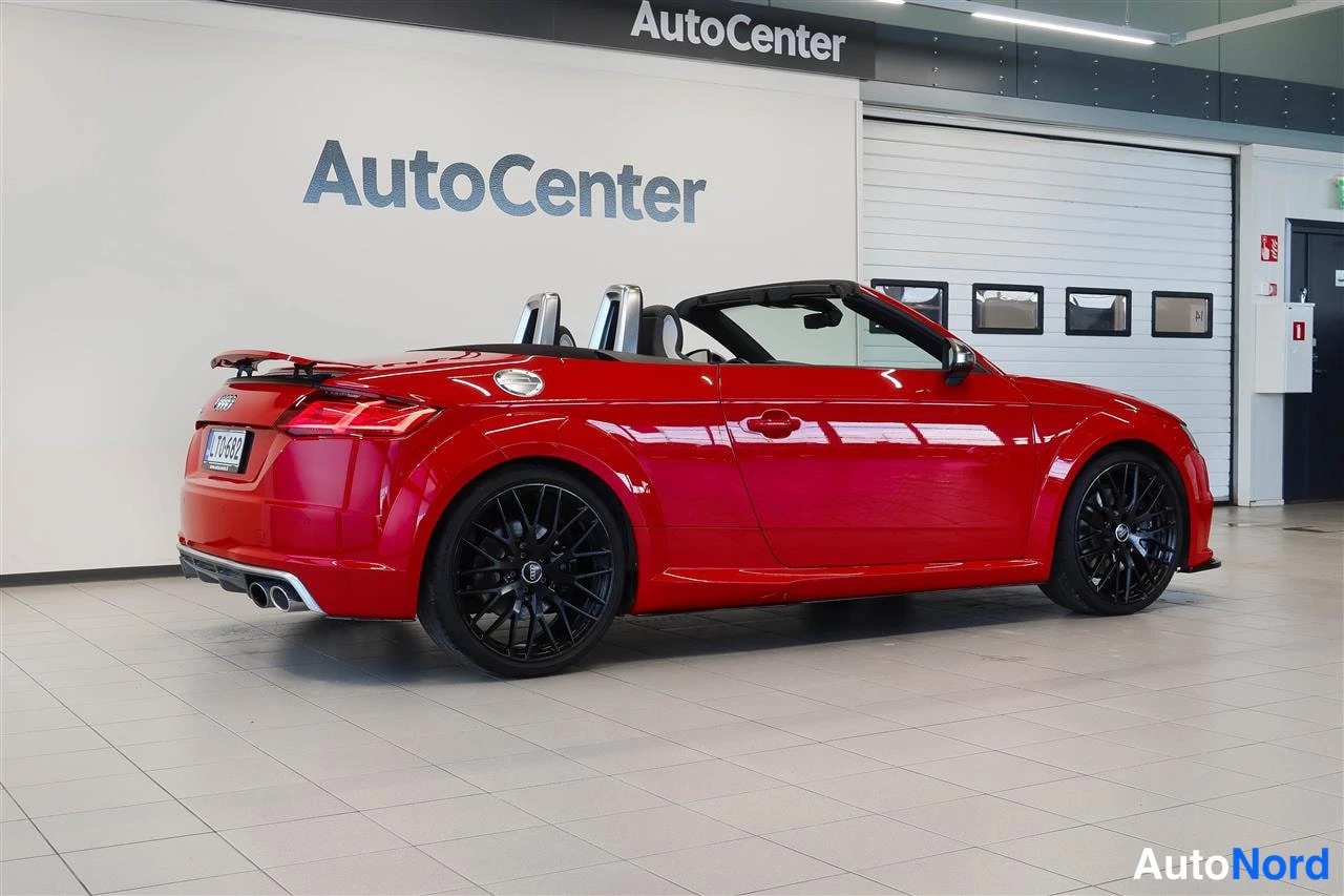 Takaviisto: Punainen Audi TTS Roadster taka-kulmakuvassa sisätiloissa, rekisteritunnus, kaksiosainen loppupää, mustat vanteet.