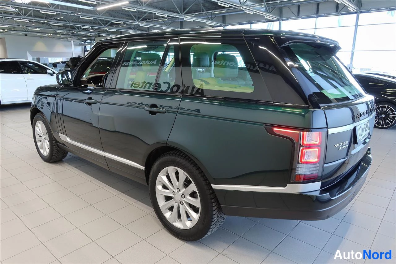 Takaviisto: Tummanvihreä Land Rover Range Rover takaa ja vasemmalta sivulta kuvattuna; takavalot, takapuskuri ja vasemman puolen ovet näkyvät sisätiloissa, pyörät hopeavant