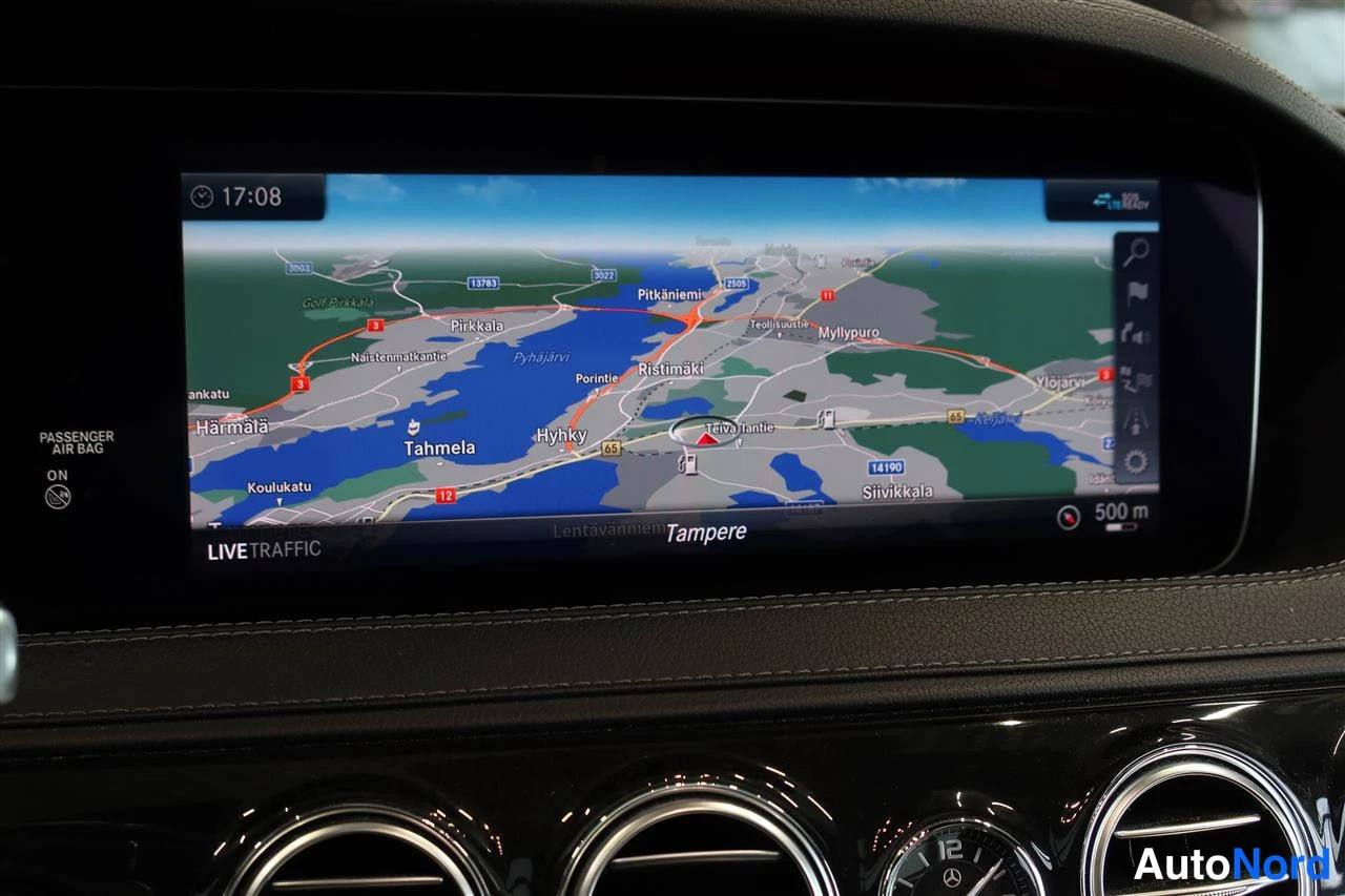 Muu: Kojelaudan navigaattorin näyttö, joka näyttää Tampereen alueen kartan live-liikennetiedoilla.