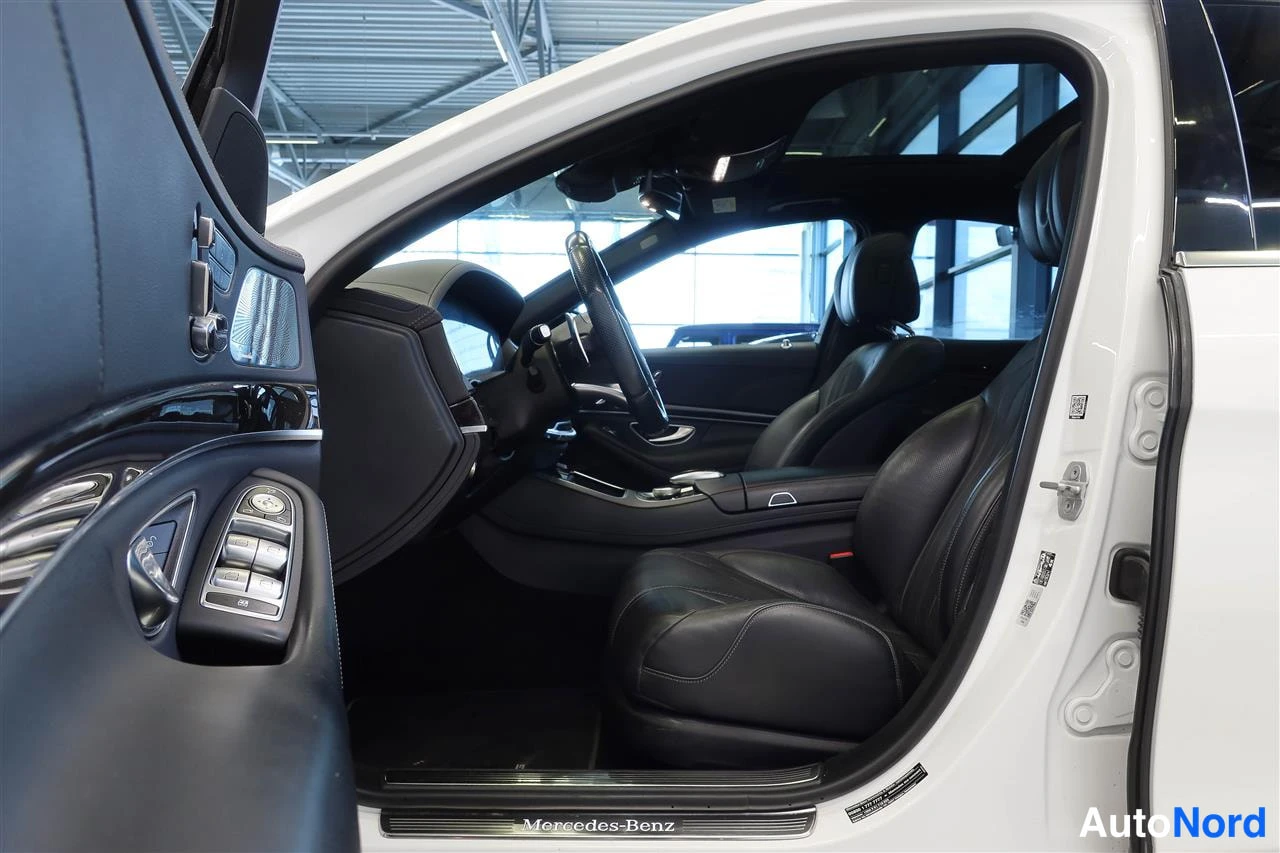 Muu: Ajon sisäpuoli: mustat nahkaistuimet, ohjaustanko ja ovipaneelin parkkitilat; oven alareunassa Mercedes-Benz-nimikyltti.