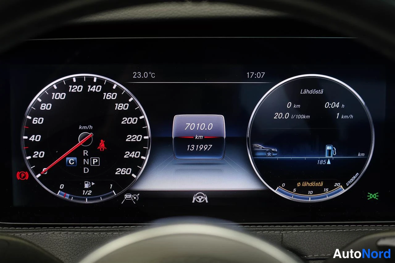 Muu: Digitaalinen mittaristo näyttää 131 973 km. Nopeusmittari ja polttoainemittari näkyvät; lisäksi näkyy matka 7010,0 km, ulkolämpötila 23,0 °C, kellonaika 17:07 j