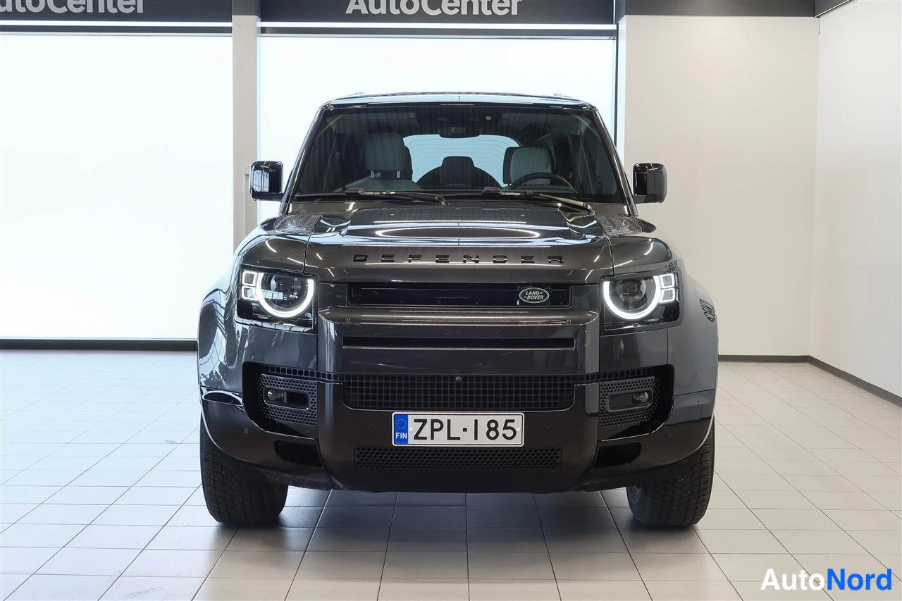 Edestä: Land Rover Defender edestäpäin, pyöreät LED-ajovalot, rekisteri.