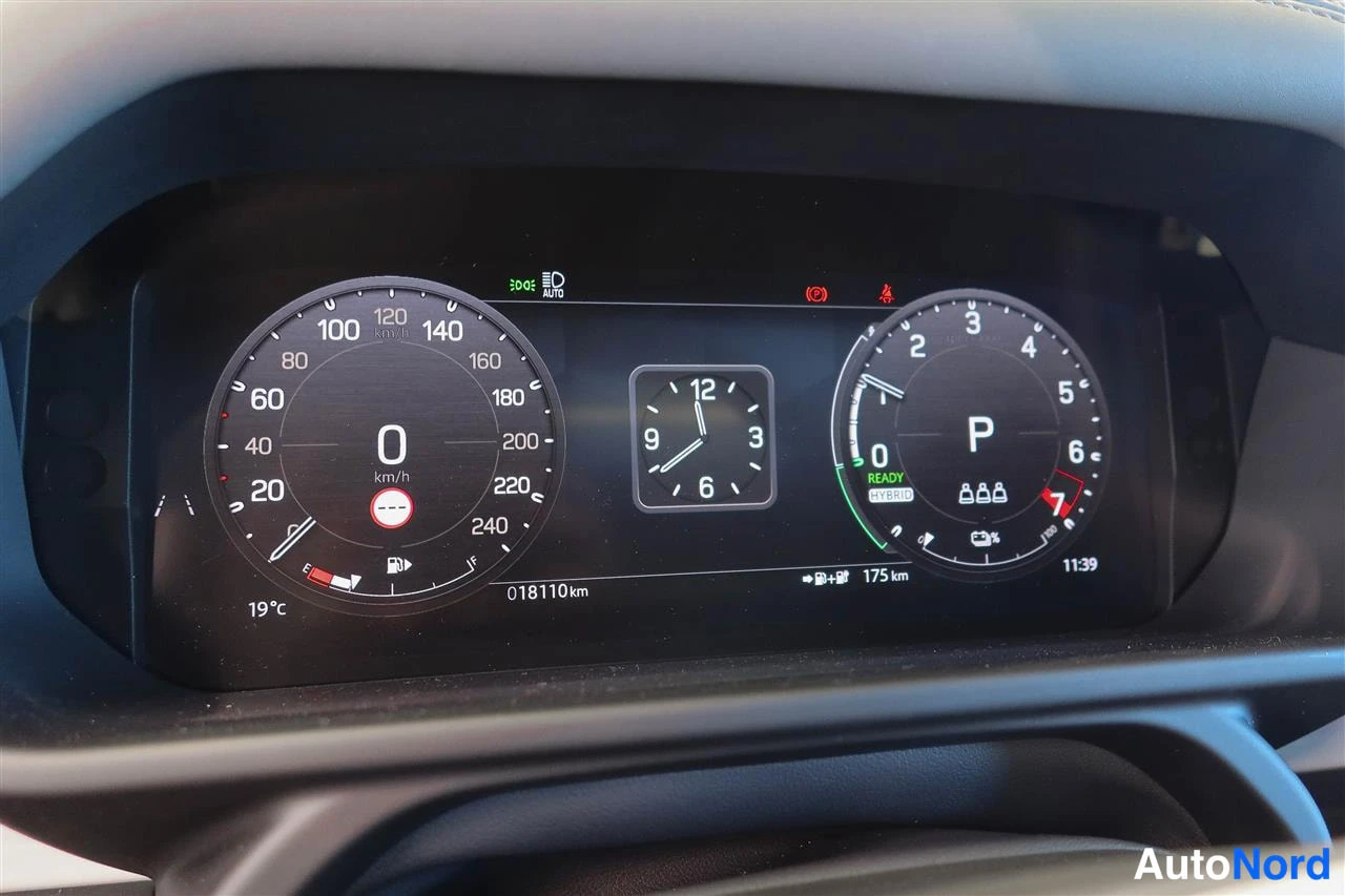 Etuistuimet: Täysdigitaalinen mittaristo: nopeusmittari 0 km/h, P-vaihe, valmiusilmaisin READY (HYBRID), matkamittari 018110 km, kello ja polttoainetankin lisäys 175 km.