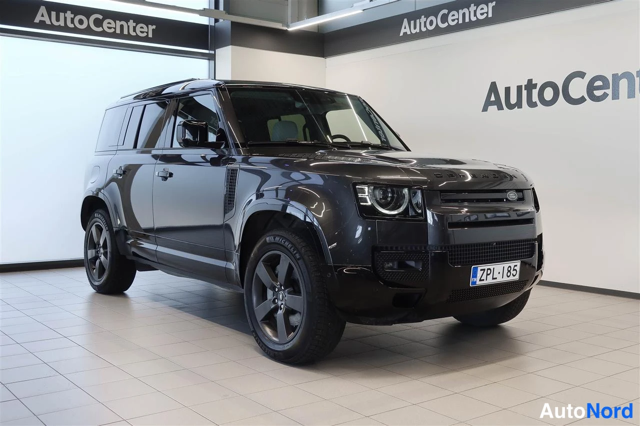 Etuviisto, nokka oikealle: Land Rover Defender, tummanharmaa, etukulmasta oikealle osoittaen, rekisteri.