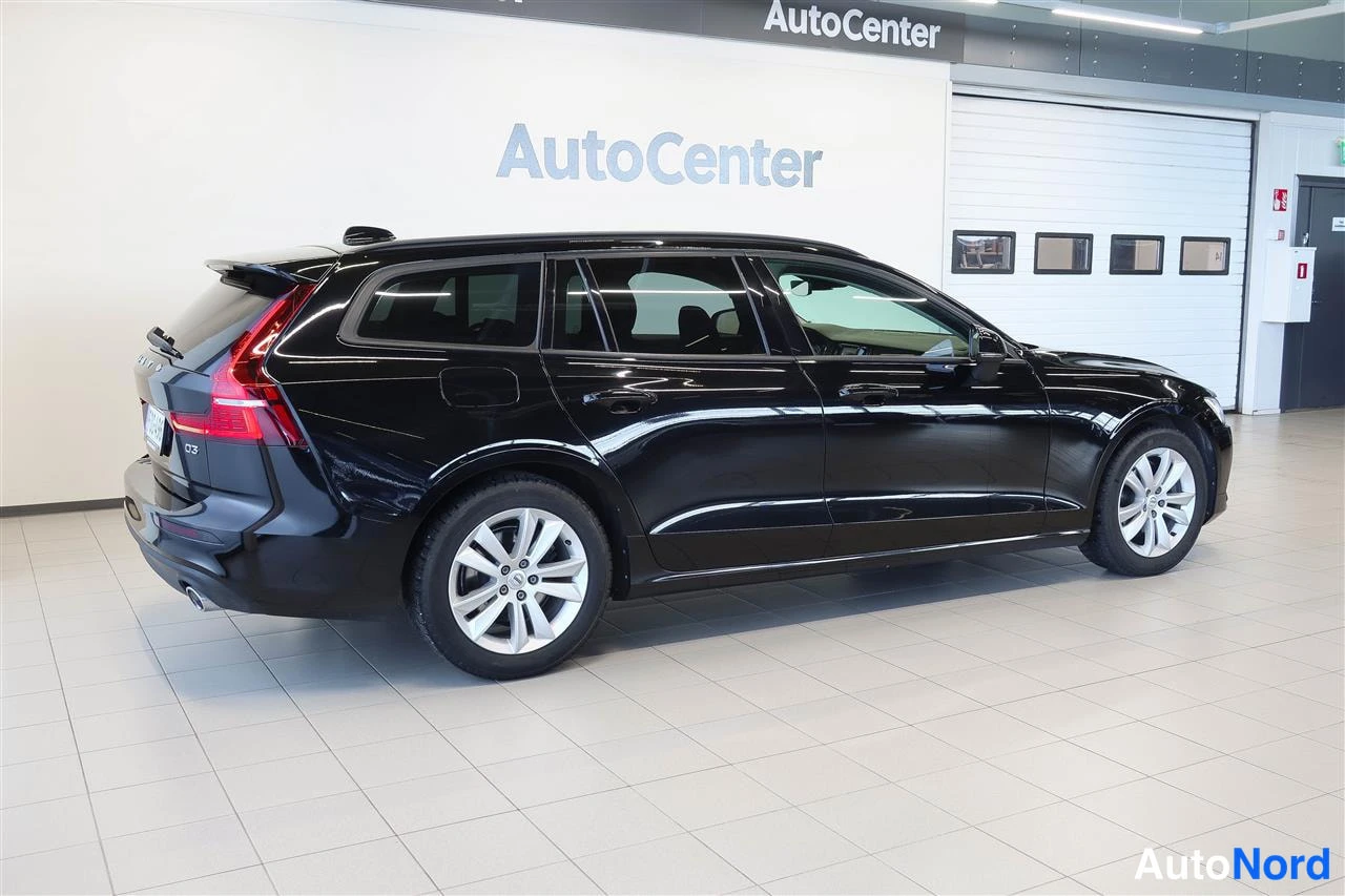 Takaviisto: Mustan Volvo V60:n takakulma takaa-sivulta, takavalot ja D3-merkintä näkyvissä.