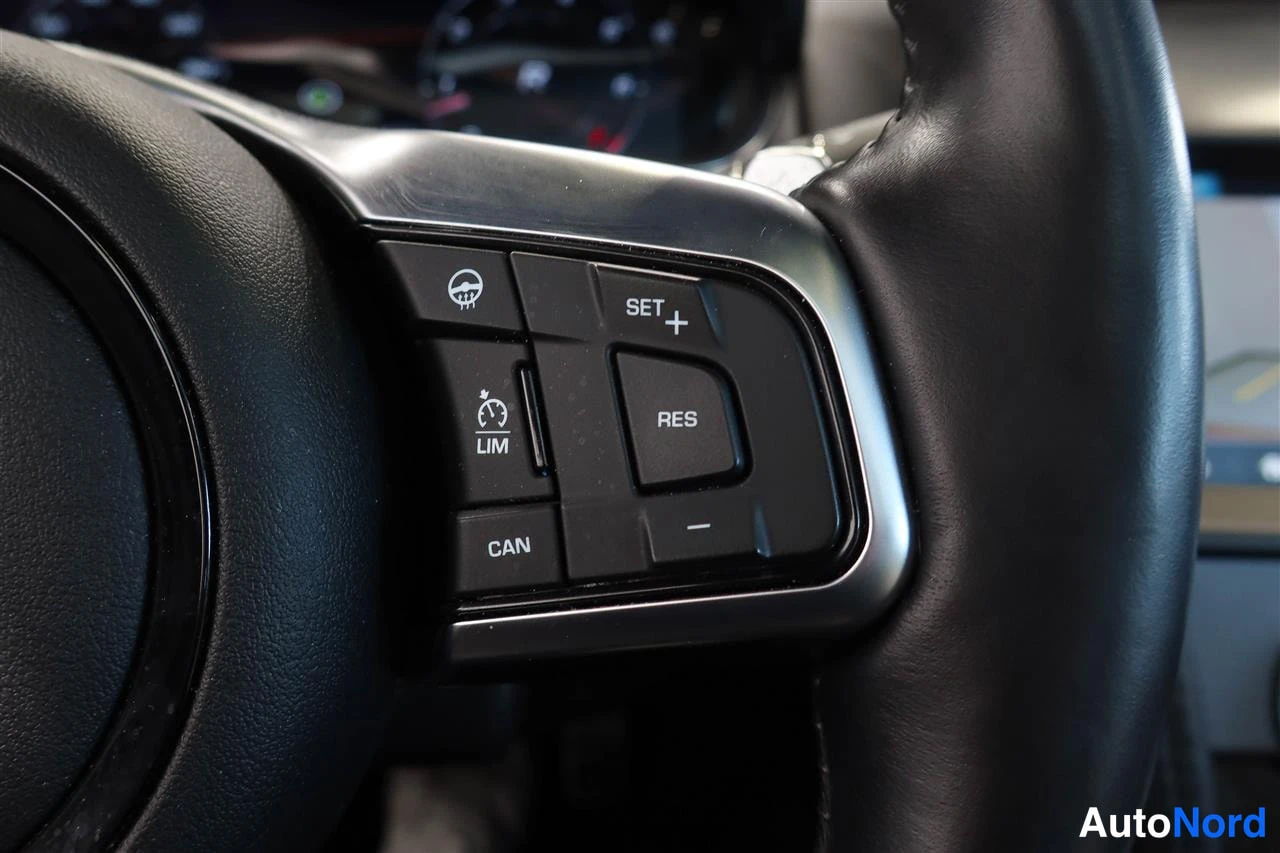 Yksityiskohta: Rattien cruise control -näppäimet SET, RES, LIM ja CAN lähikuvassa.