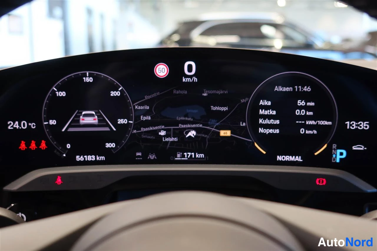 Muu: Digitaalinen mittaristo näyttää 0 km/h, 56 183 km ja 171 km toimintamatkan sekä reittitiedot suomeksi.