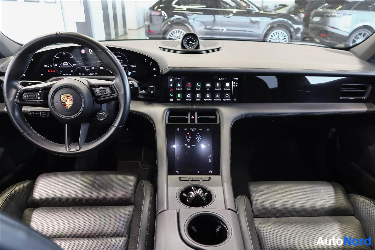 Muu: Ohjaamosta: Porsche-ohjauspyörä, digitaalinen mittaristo, keskinäytön kosketusnäyttö ja kaksi tummaa nahkaistuinta.