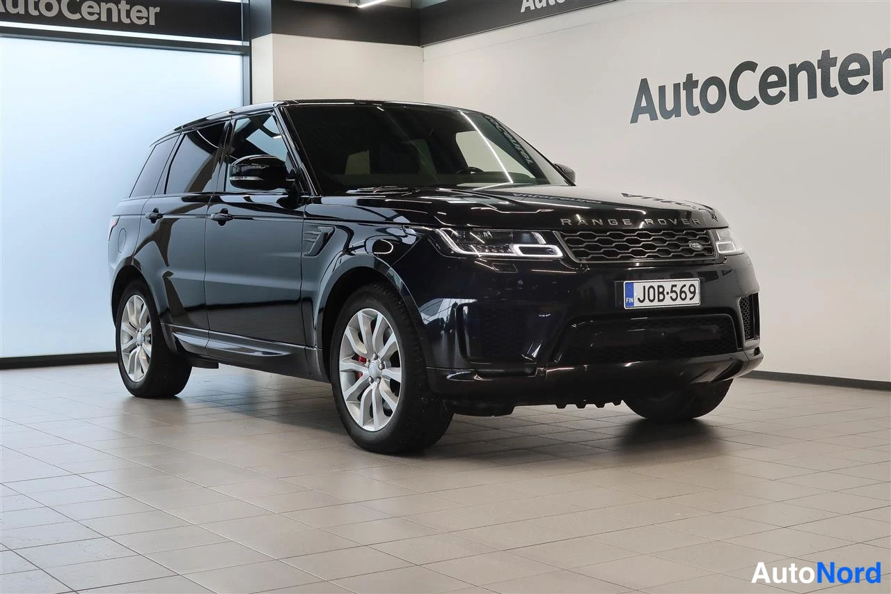 Etuviisto, nokka oikealle: Musta Land Rover Range Rover Sport etuosa kolmannelta sivulta oikealta sisätiloissa.