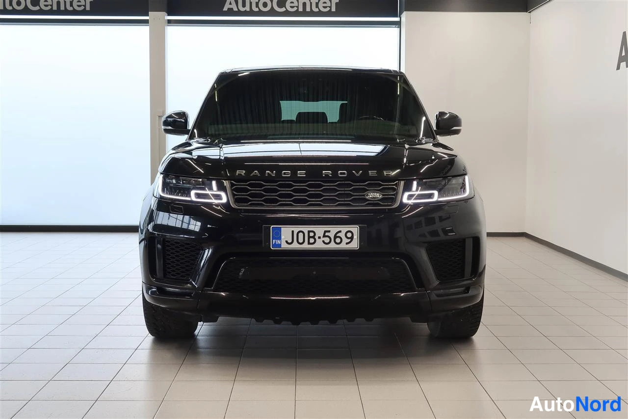 Edestä: Mustan Land Rover Range Rover Sportin etunäkymä, rekisteritunnus.