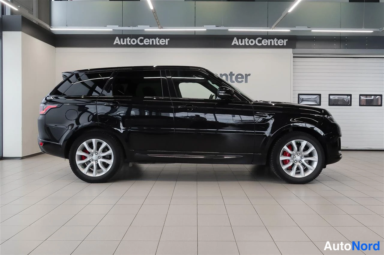 Sivulta: Musta Land Rover Range Rover Sport sivulta oikealta kuvattuna, hopeat vanteet.