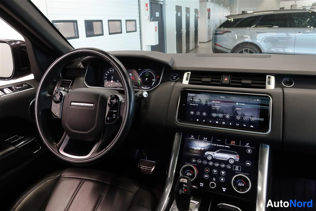 Sivulta: Kojelauta: Range Rover-ohjauspyörä, digitaalinen mittaristo, kosketusnäyttö ja kaksitoistavaimennuspaneeli.
