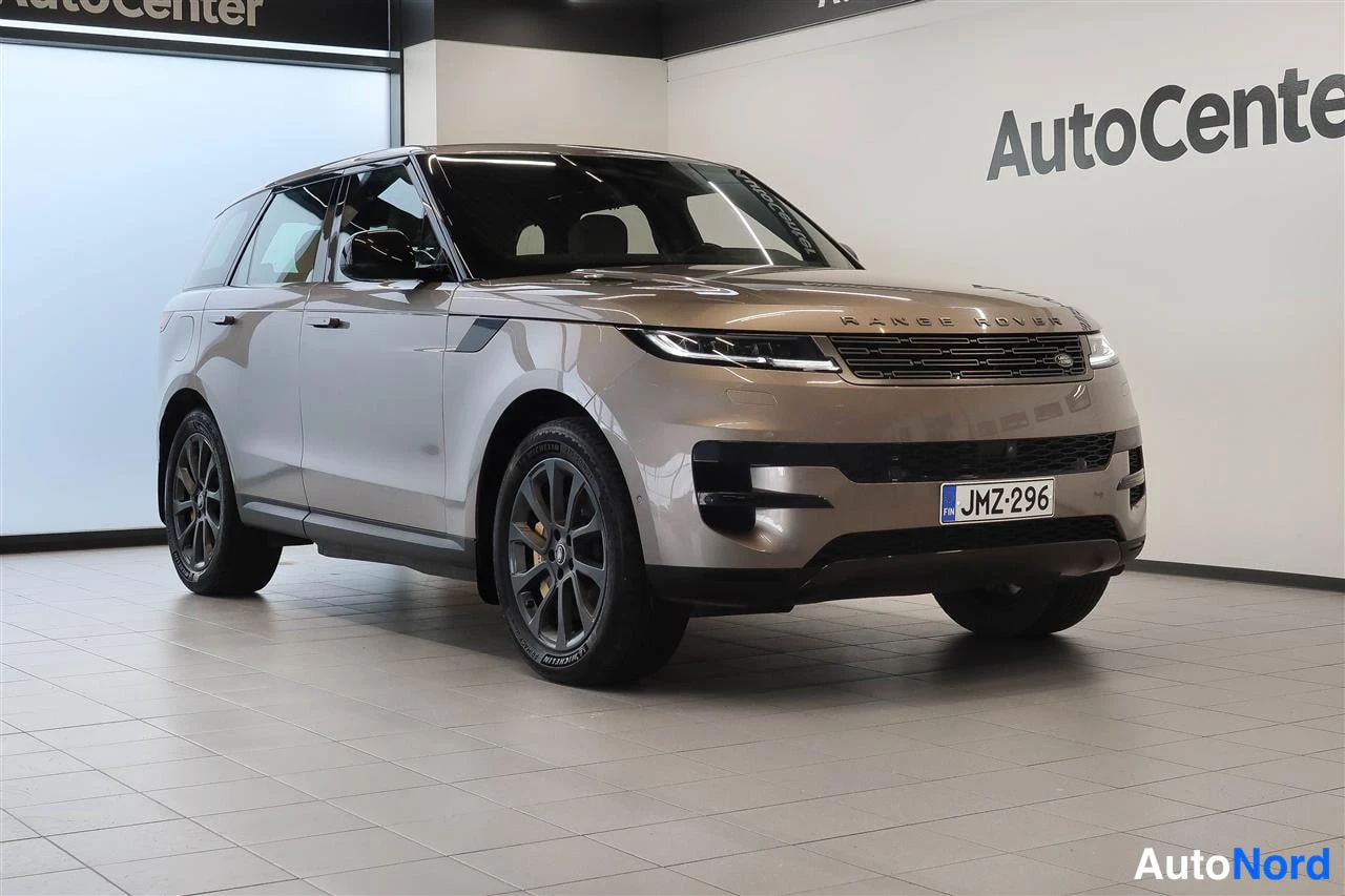 Etuviisto, nokka oikealle: Range Rover Sport -maastauto etuviistosta oikealta hallin lattialla, keula ja vasen kylki näkyvät, rekisteritunnus.