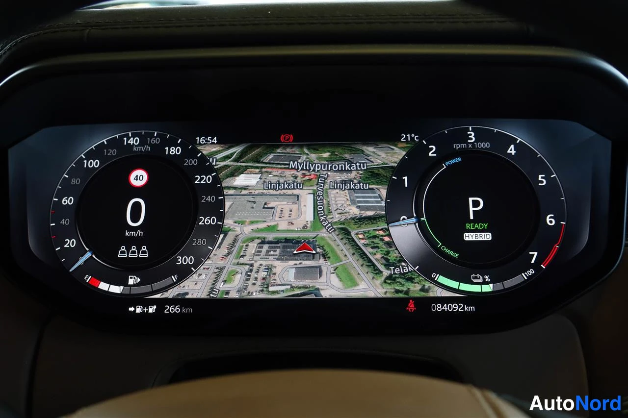 Muu: Kojelaudan digitaalinen näyttö, jonka vasemmassa mittarissa lukemat 0 km/h ja 266 km, oikeassa P ja READY HYBRID, sekä matkamittari 084092 km ja kartta.