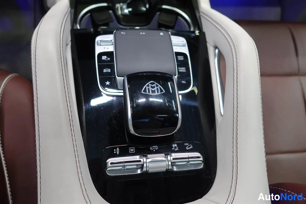 Yksityiskohta: Keskikonsolin ohjauspainikkeet: Maybach-merkkinen kosketusohjain, NAV, MAP, RADIO/MEDIA ja TEL -painikkeet sekä alapuoliset ajotilapainikkeet.