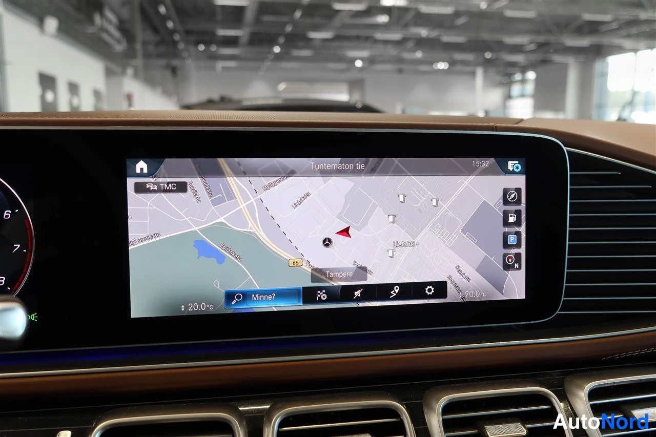 Muu: Infotainment-näyttö näyttää navigointikarttaa Tampereen alueelta, teksti 'Tuntematon tie' ja 'Minne?' -hakukenttä näkyvissä.