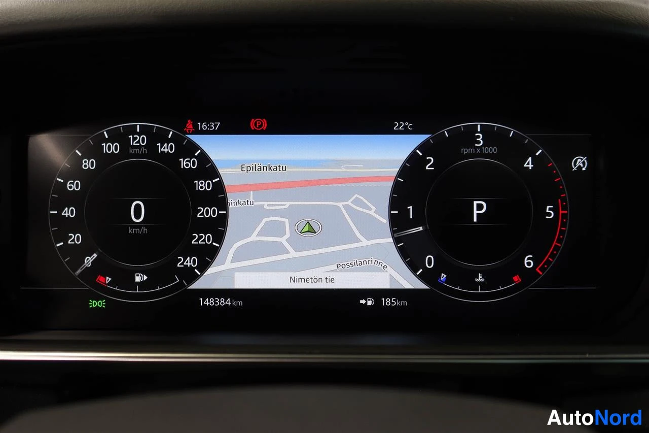 Yksityiskohta: Digitaalinen mittaristö: nopeusmittari näyttää 0 km/h, matkamittari 148384 km, vaihteenahdin P ja navigointikartta näkyvillä.