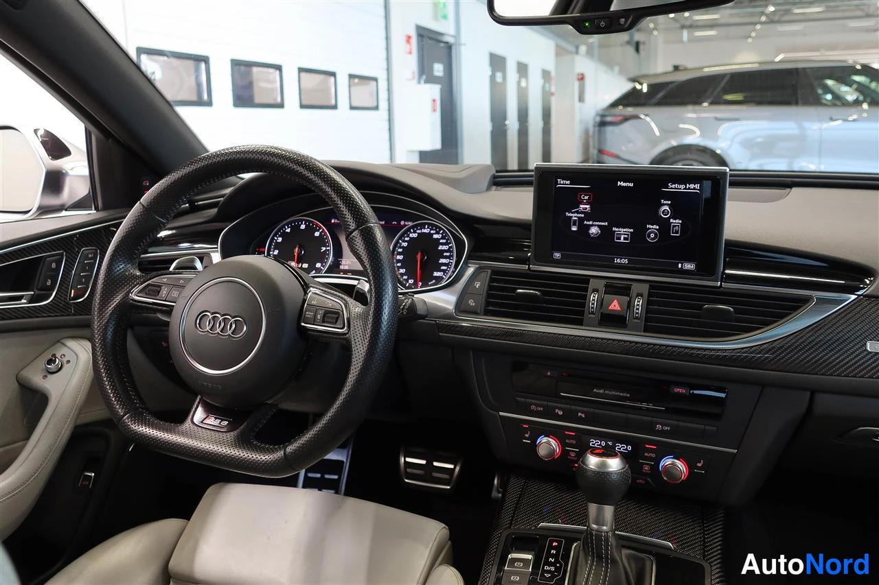 Muu: Kuljettajan näkymä Audi-merkittyyn ohjauspyörään, mittaristoon, MMI-näyttöön ja vaihteenvalitsimeen.