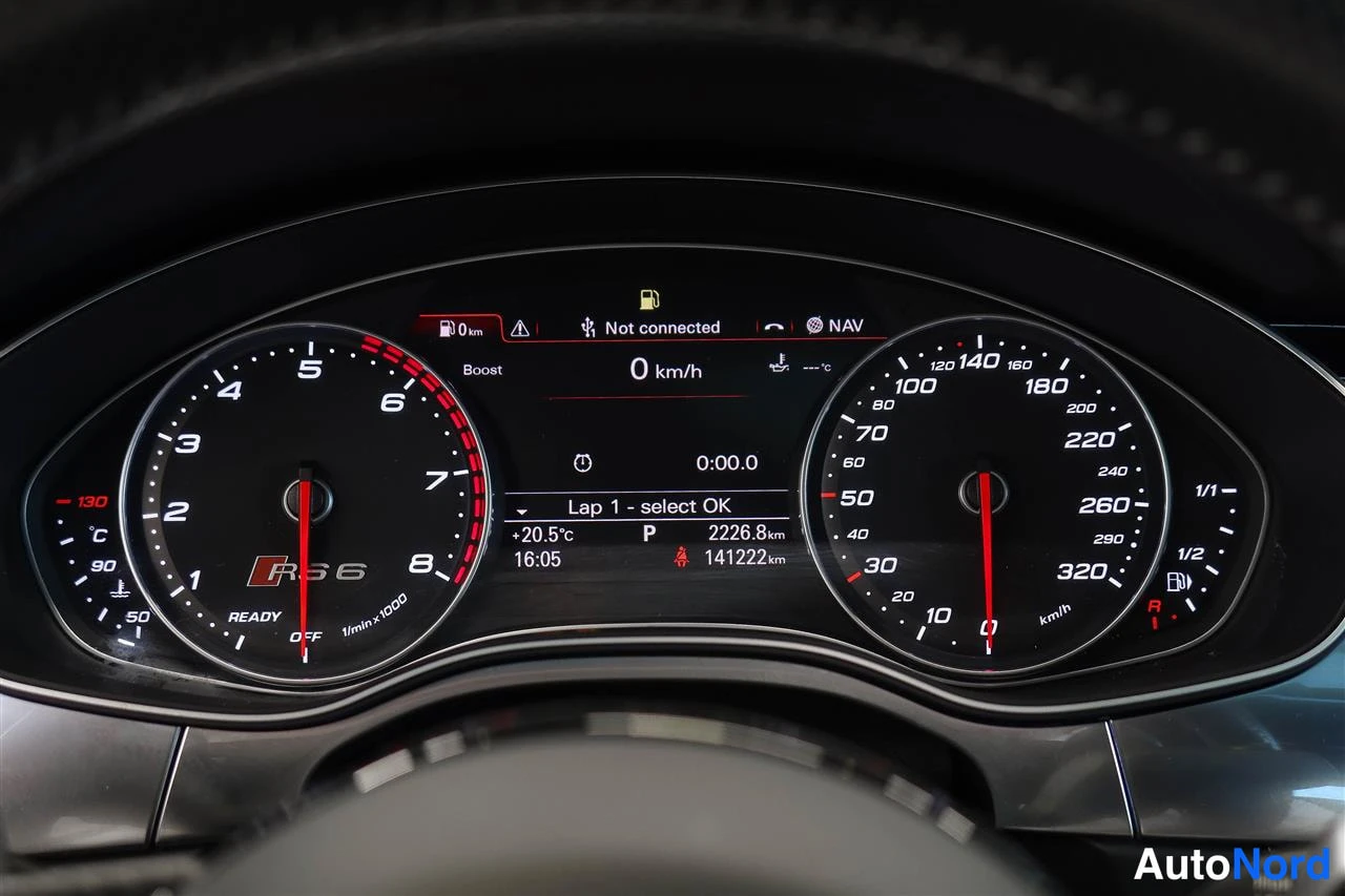 Muu: Audi RS6 -kojelaudan mittaristo näytön ollessa päällä: nopeus 0 km/h, kokonaislukema 141222 km, päälukema 2226,8 km, P-vaihde, ulkolämpötila 20,5 °C ja kellonai