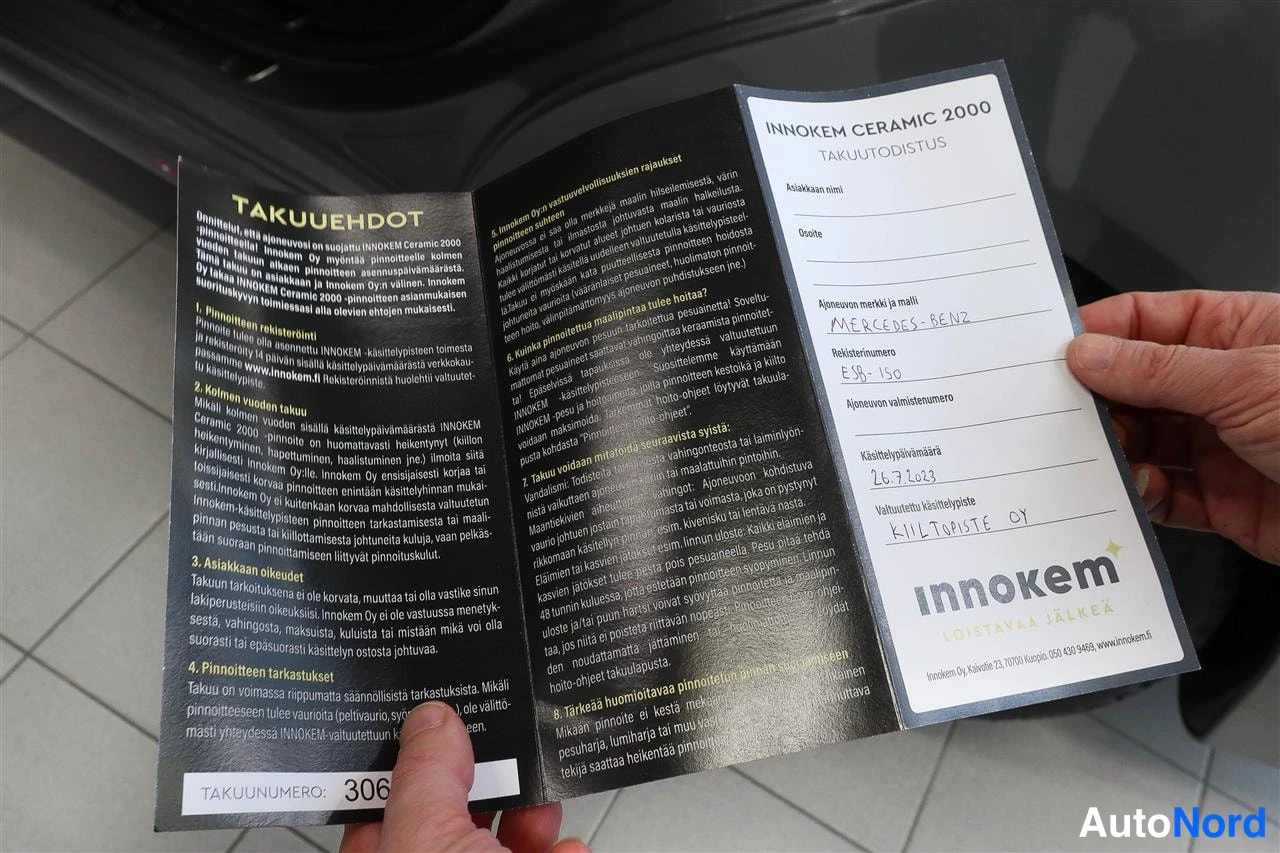 Muu: Käsi pitää auki Innokem Ceramic 2000 -takuutodistusta, jossa täytettyinä merkki ja malli MERCEDES-BENZ, tyyppi E 350 (lukukieli epäselvä), rekisteröintipäivämää