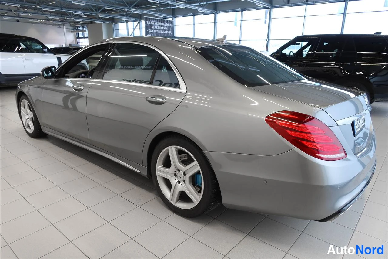 Takaviisto: Mercedes-Benz S-luokan sedan takaviisto takaa autonvasemmalta kuvattuna, hopeanharmaa, AMG-vanteet