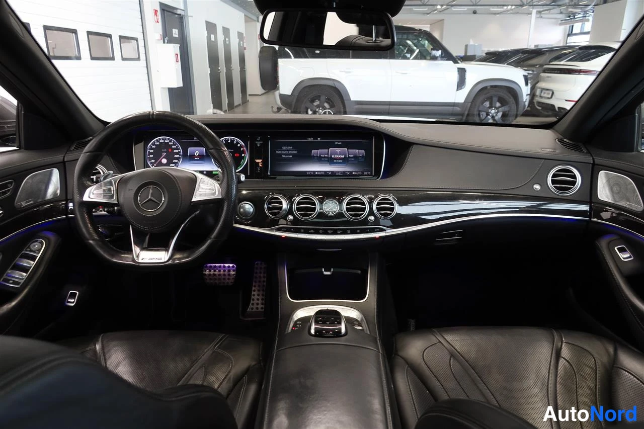 Sivulta: Mercedes-Benz S-luokan kojelauta ja hallintalaitteet, AMG-ohjauspyörä ja isojen ruutujen keskikonsoli