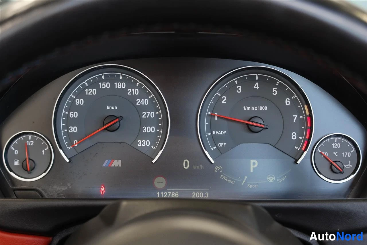 Muu: Mittaristön lähikuva: nopeusmittari 0–330 km/h, kierrosmittari, polttoainemittari, M-merkki, näytössä P ja lukema 112786.