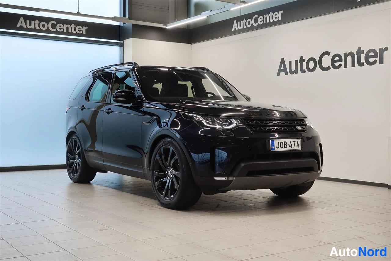Etuviisto, nokka oikealle: Land Rover Discovery, musta, etukulma oikealta, rekisteritunnus