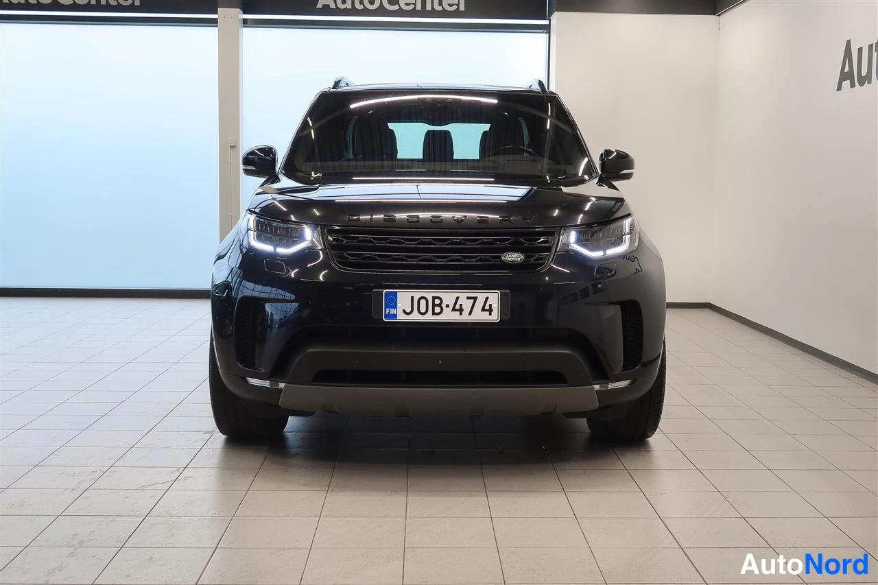 Edestä: Land Rover Discovery, musta, suora etuosa, rekisteritunnus, DISCOVERY-teksti konepellin reunassa