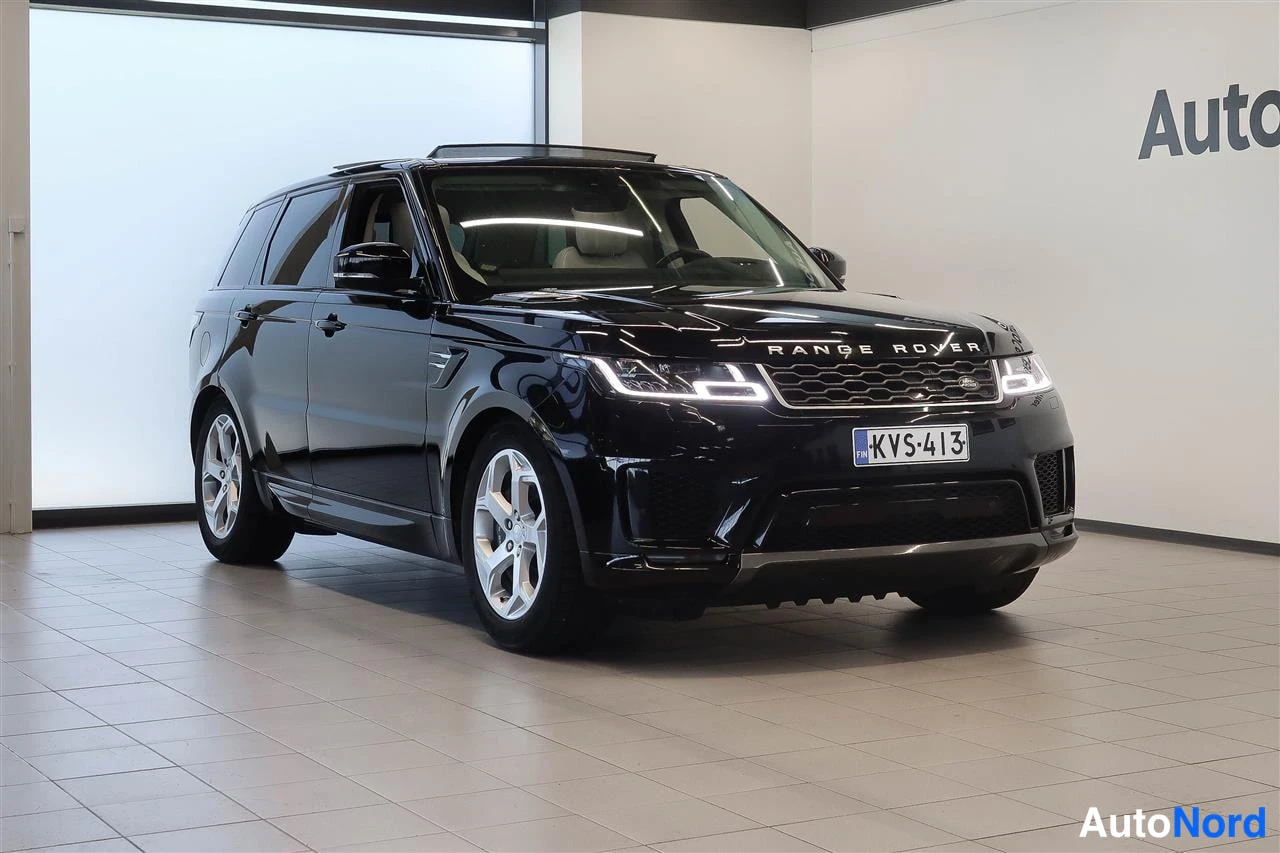 Etuviisto, nokka oikealle: Musta Range Rover Sport sisätiloissa, etukulmanäkuva oikealta.