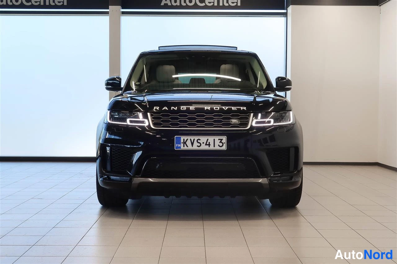 Edestä: Musta Range Rover Sport suoraan edestä päin kuvattuna sisätiloissa.