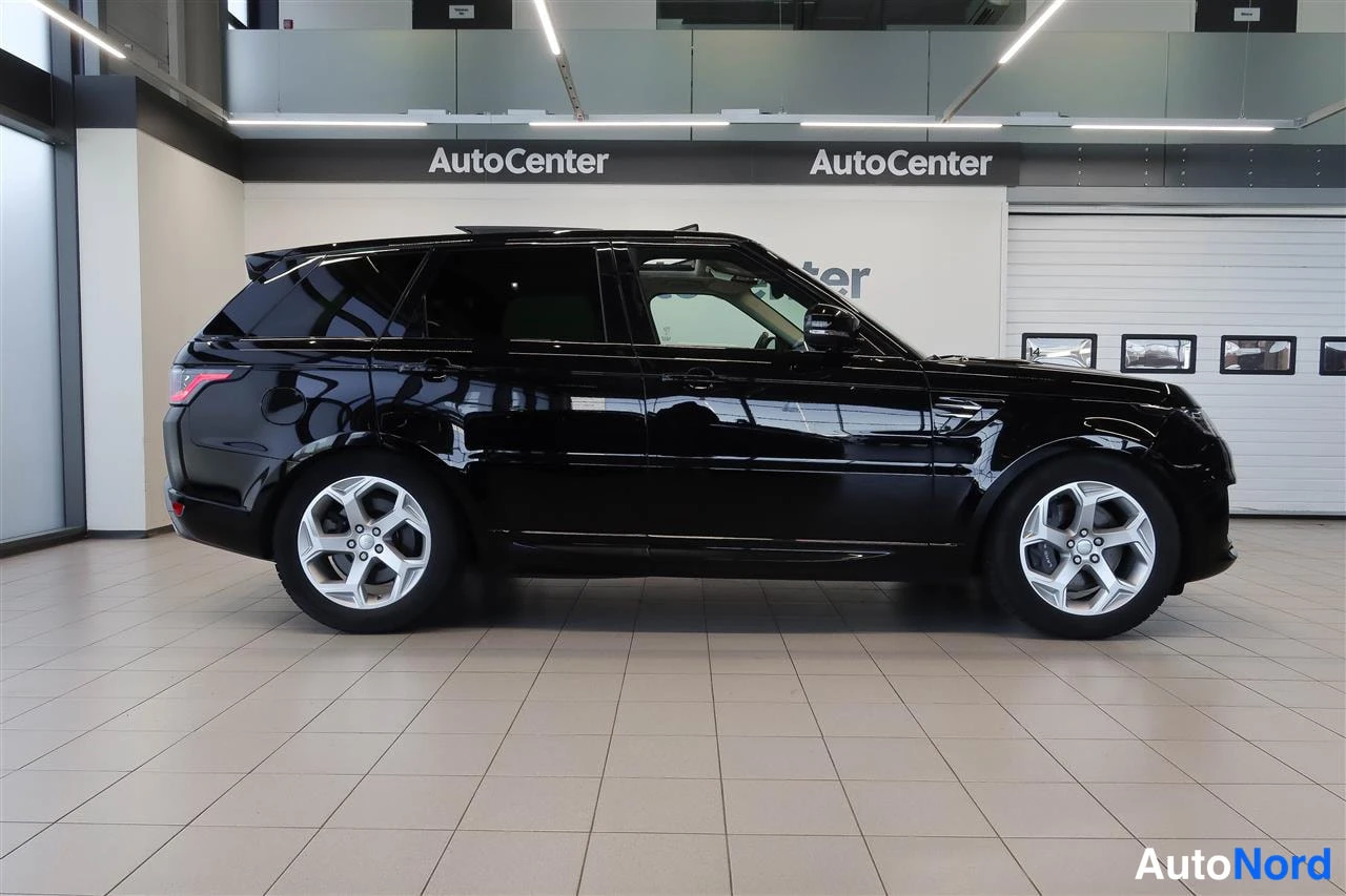 Sivulta: Musta Range Rover Sport sivulta kuvattuna sisätiloissa.