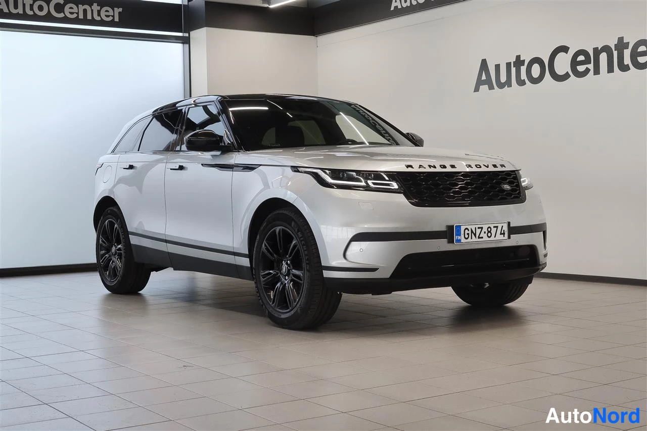 Etuviisto, nokka oikealle: Hopeinen Land Rover Range Rover Velar etukulmasta oikealta nähtynä AutoCenter-tilassa, rekisteritunnus.
