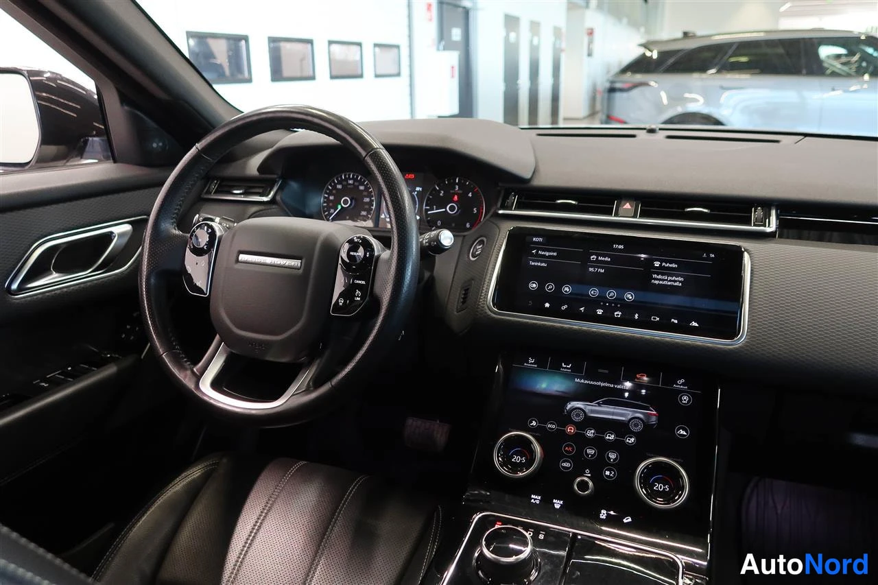 Muu: Ohjaamosta kuvattu mittaristo, Range Rover -ohjauspyörä, kosketusnäyttö ja keskikonsolin säätimet.