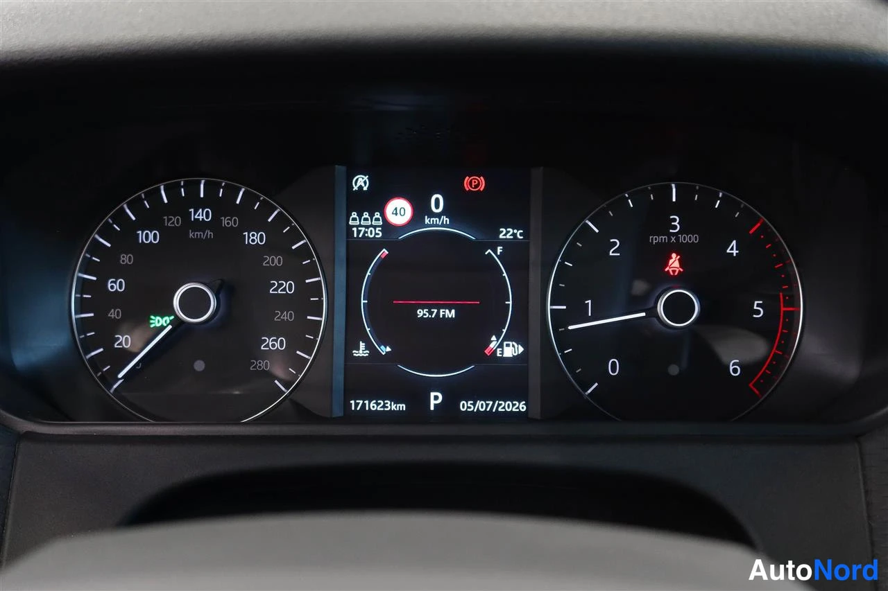 Muu: Kojetörmäri: nopeusmittari aina 280 km/h, kierrosmittari aina 6 x 1000 r/min, keskinäytössä 0 km/h, 171623 km, P-vaihde, 22 °C ja 95.7 FM.