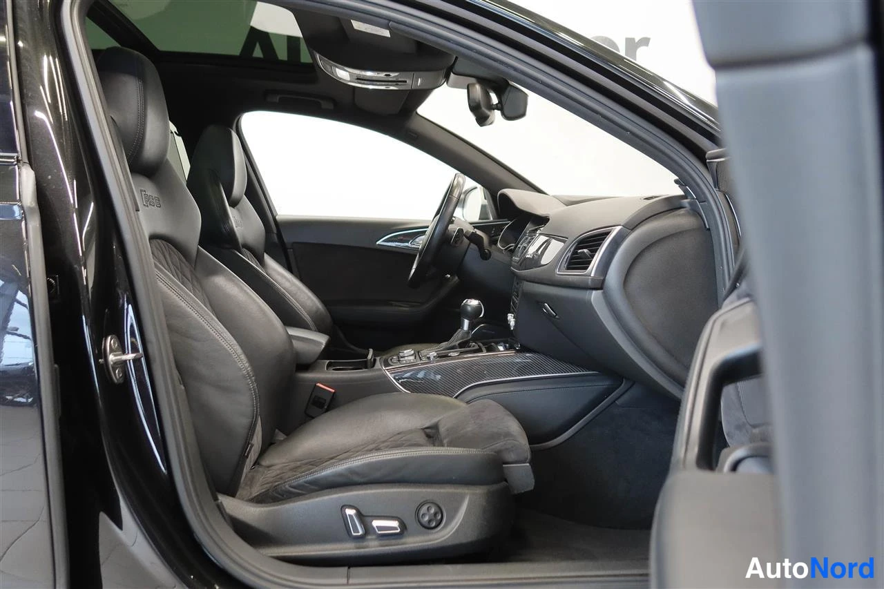 Muu: Auton etusija avoimesta ovasta: kaksi etuistuinta, ohjauspyörä, keskikonsoli ja hiilikuitukoristeinen dashboard.