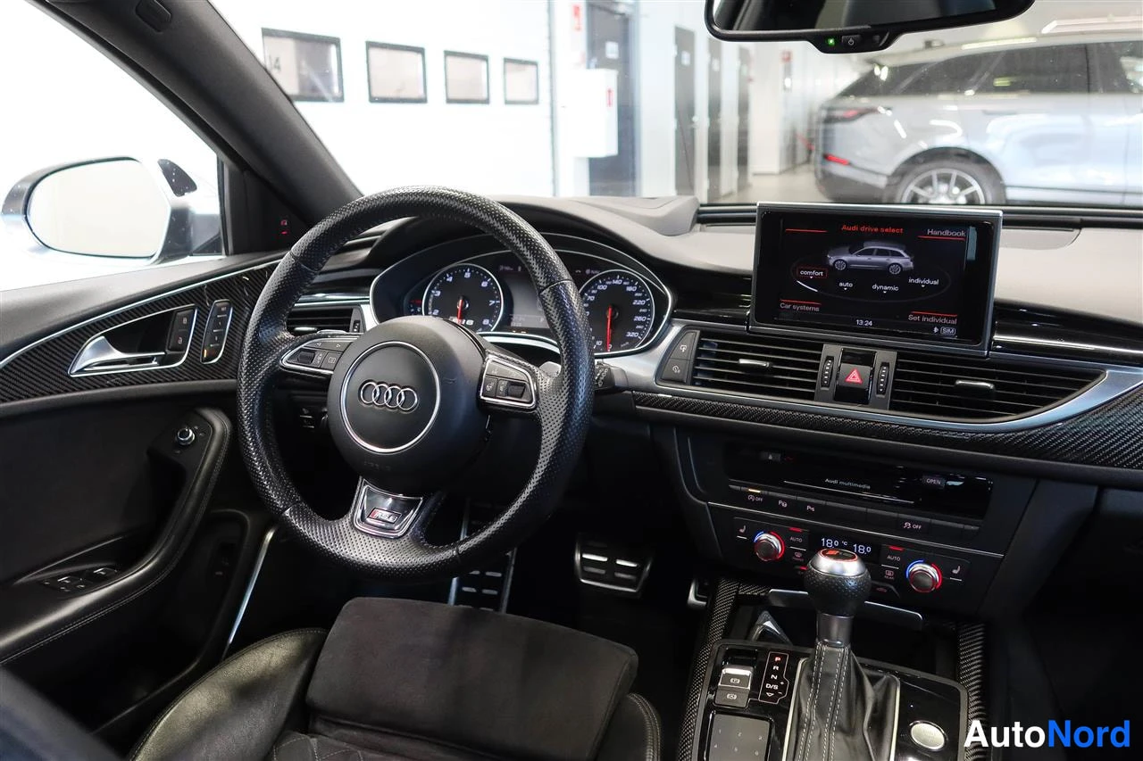 Muu: Näkymä ohjaamosta eteenpäin: Audi-ohjauspyörä, mittaristo,二氧化碳vaihteenvalitsin ja kojelaudan näyttö.