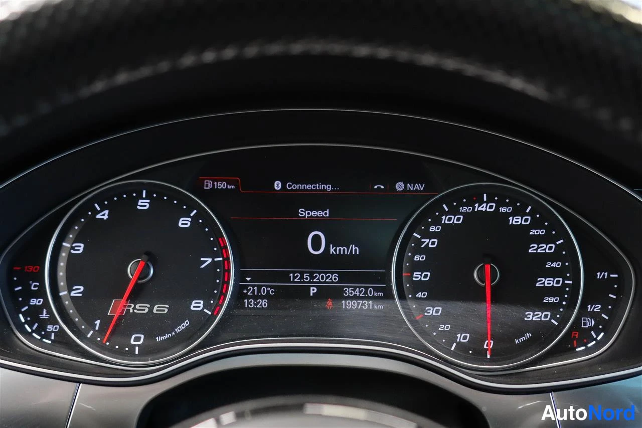 Muu: Audi RS6 -kojelaudan mittaristö: nopeusmittari 0 km/h, daylaskuri 199731 km, Triplaskuri 3542.0 km, P-vaihde, lämpötila +21.0°C ja RS 6 -merkintä.