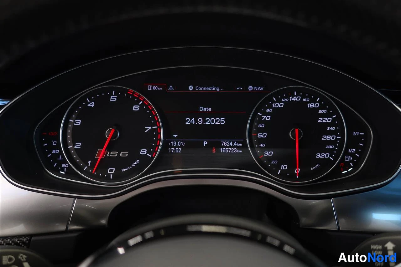 Muu: T instrumenttiryhmä: RS6-logot, kierroslukumittari ja nopeusmittari, näytössä pvm 24.9.2025 ja 165723 km.