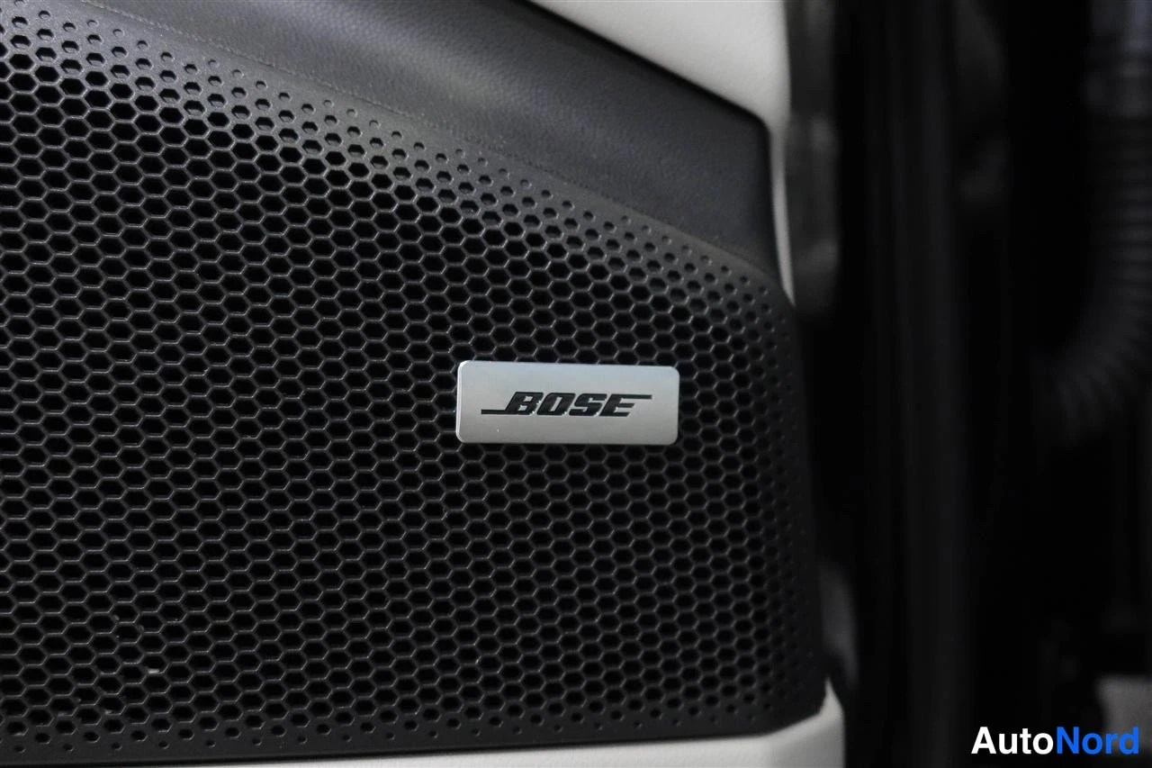 Muu: Oven Kaiutin Panelissa on BOSE-logo.