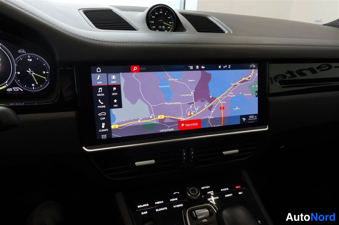 Yksityiskohta: Keskikonsolin infotainment-näyttö näyttää navigointikarttaa ja valikkoja NAV, MEDIA, PHONE, CAR, CLIMATE